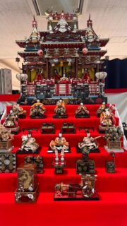 エールのお雛様🎎
お出ましです😊
お客様からの寄付も含めたくさん飾りました。
飾っている途中に寄付のお申し出もいただきました。
今年はもう無理ですが、後日引取り来年は飾らせていただきます。
また、外国人の日本生活学びの支援を支援をしている「たのしい日本語ひろばin滑川」の皆さんが日曜日にお雛様飾りの体験をされる準備も整いました。
#ひな飾り
#雛人形
#たのしい日本語ひろばin滑川
#滑川ショッピングセンターエール
#滑川市