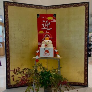 あけましておめでとうございます。
滑川ショッピングセンター"エール”です。
エールは今日から初売り🎍
あいにくの☃️雪になってしまいましたが、エールはホット🔥に初売りを開始。
現在エールではおトク巡りクーポンを各店で配布しています。
クーポンを持ってお気に入りを見つけに行きましょう！
また、滑川産のさつまいもを使った焼き芋も限定販促中🍠
熱々、ほくほくの甘い焼き芋をぜひお試しください。
#初売り 
#クーポンでお得
#焼きいも 
#滑川ショッピングセンターエール